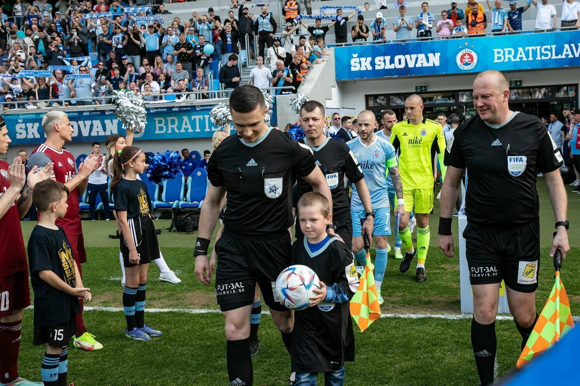 Erik Weiss (vpravo) vychádza na svoj posledný zápas v pozícii asistenta rozhodcu.