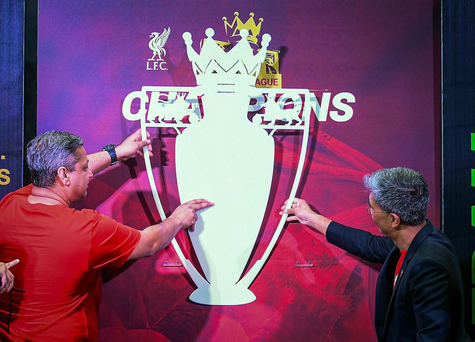 Fanúšikovia Liverpoolu oslavujú titul pred štadiónom.