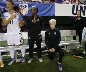 Futbalisti USA budú môcť kľačať pri hymne, federácia sa ospravedlnila