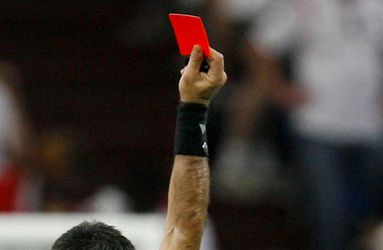 Nové bizarné pravidlo vo futbale, hráč môže dostať červenú kartu za kašľanie