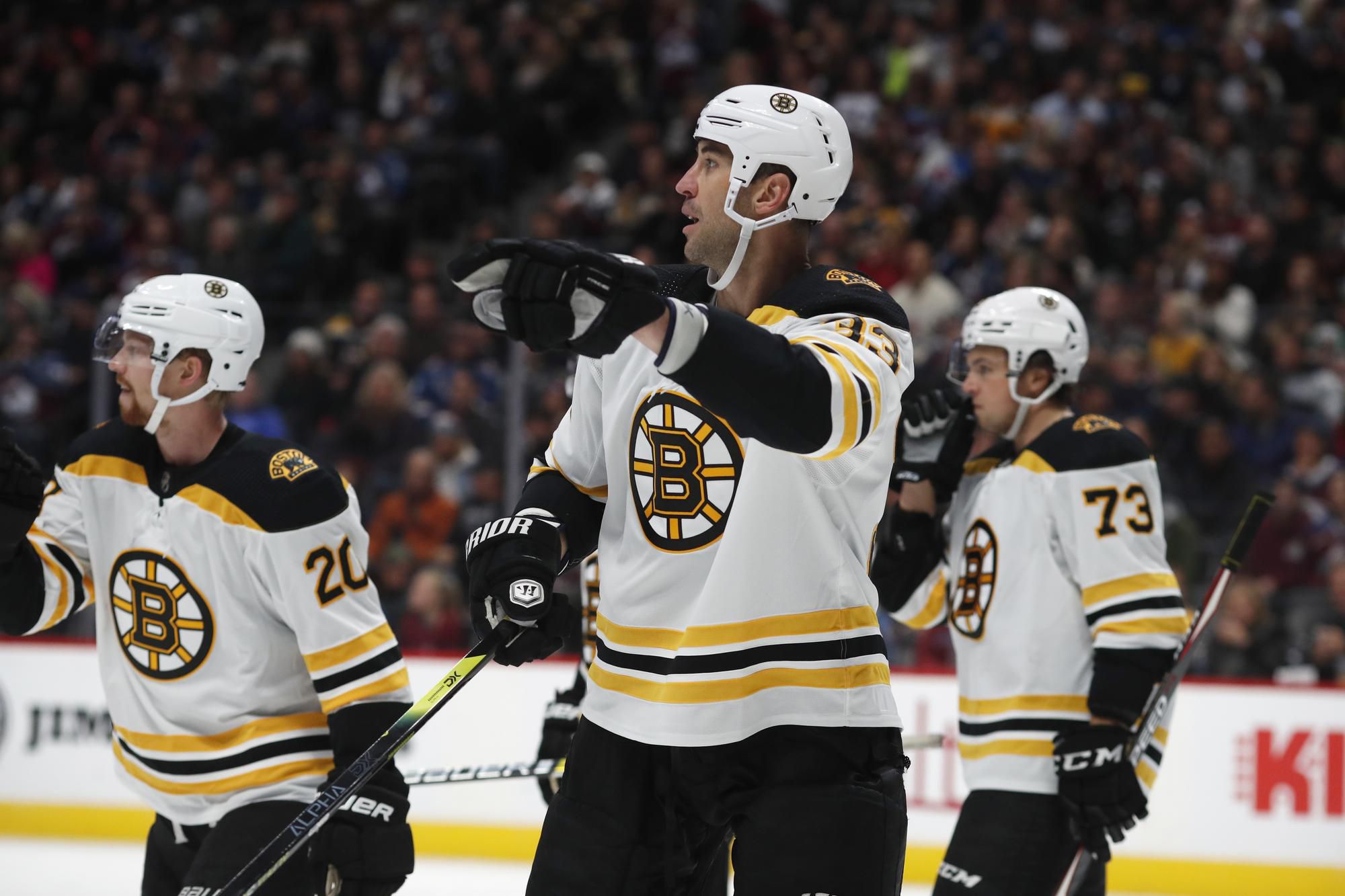 Slovenský hokejový reprezentant a kapitán Bostonu Bruins Zdeno Chára a jeho spoluhráči Joakim Nordström a Charlie McAvoy počúvajú pokyny zo striedačky.