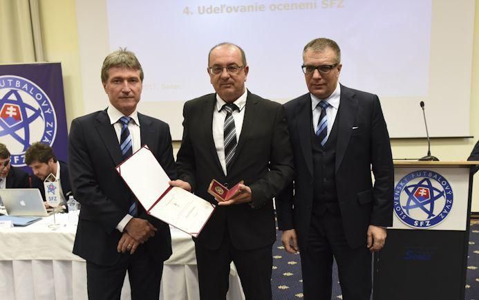 Jozef Klimet (vľavo) a Ján Kováčik (vpravu) udelili Jurajovi Obložinskému ocenenie v roku 2017