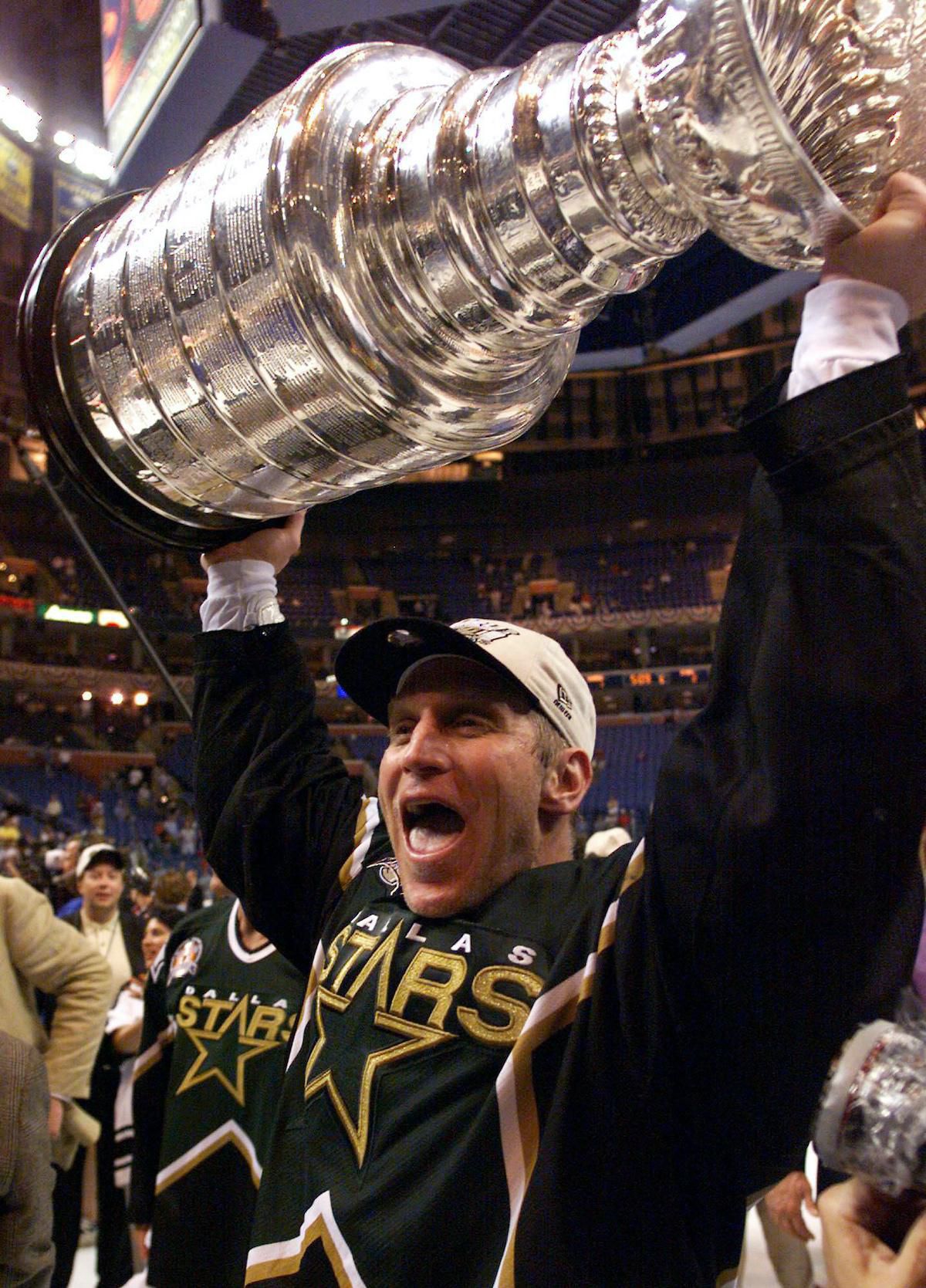 Brett Hull so svojim prvým Stanley Cupom v roku 1999