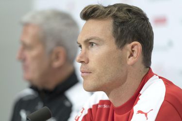 Švajčiarsky obranca a reprezentačný kapitán Stephan Lichtsteiner ukončil kariéru