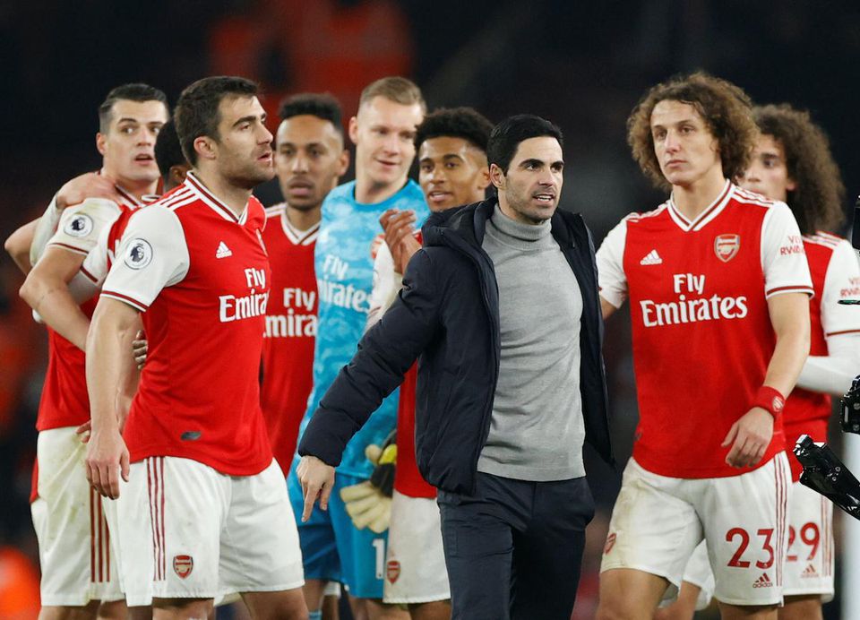 Mikel Arteta s hráčmi Arsenalu.