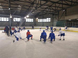 Hokejoví reprezentanti do 20 rokov utužujú kolektív vo vojenskom výcvikovom tábore