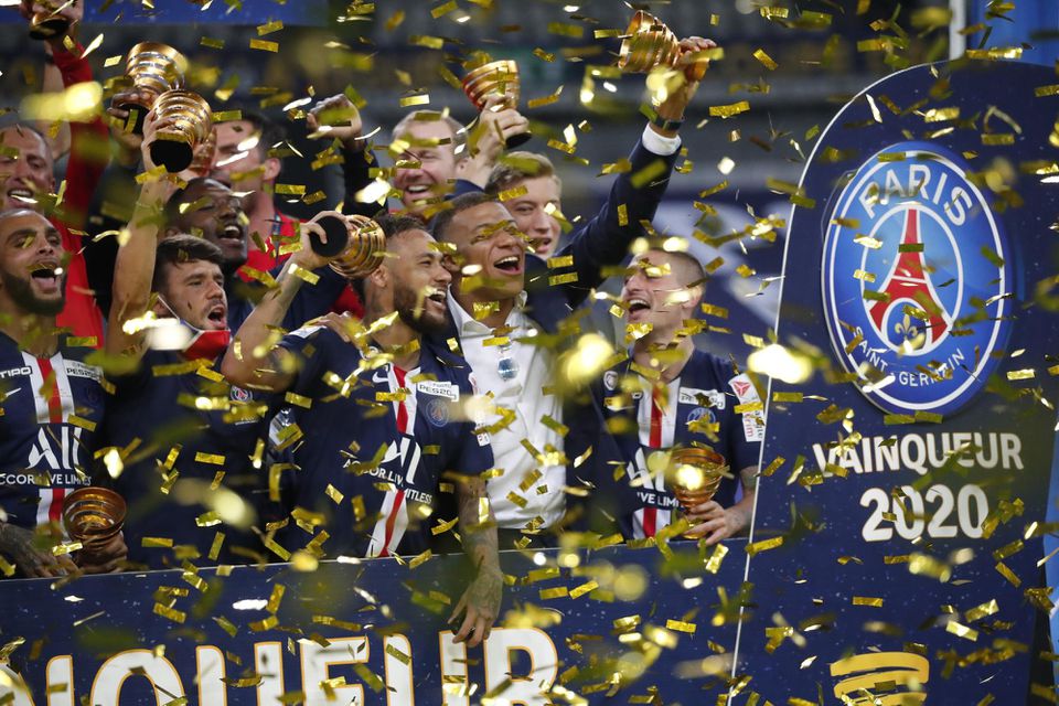 Futbalisti PSG oslavujú zisk Ligového pohára