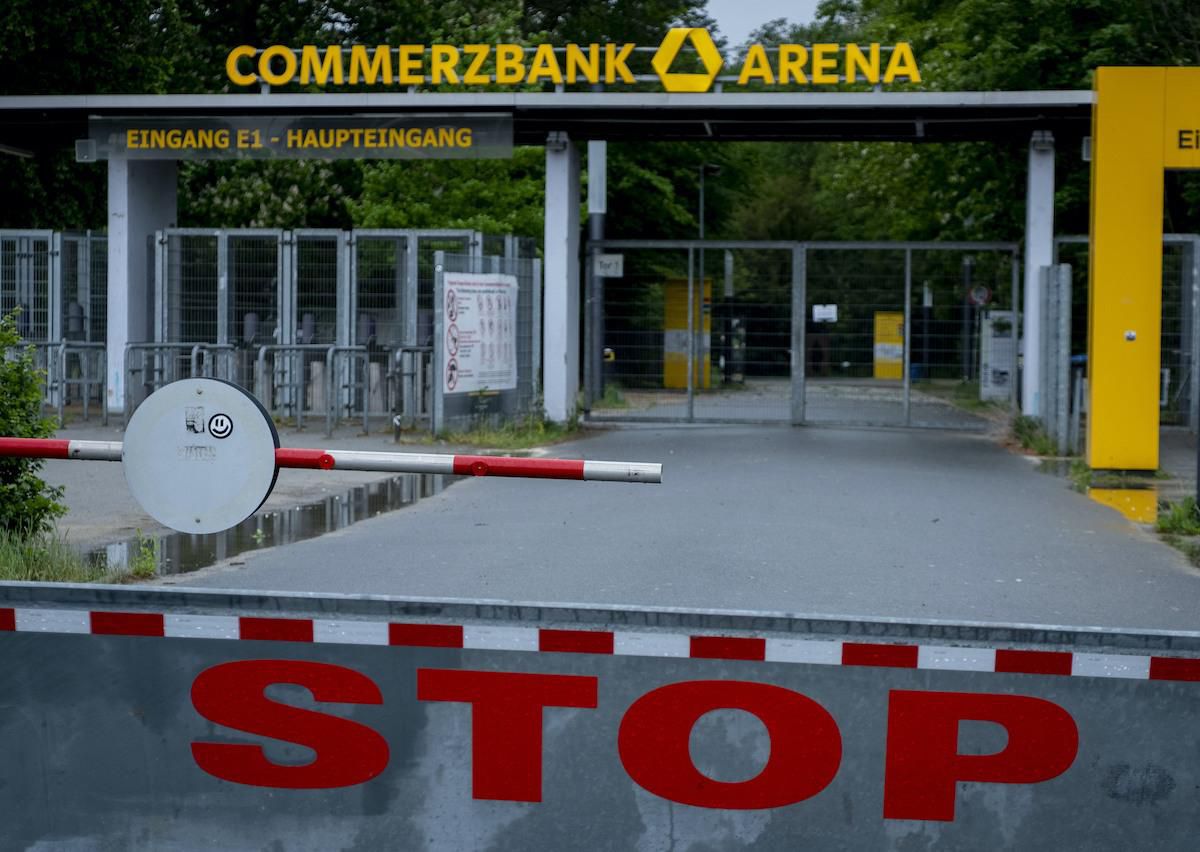 Hlavný vchod na štadión  Commerzbank Arena bundesligového tímu Eintracht Frankfurt je zatvorený vo Frankfurte nad Mohanom