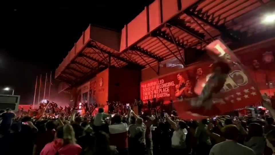 VIDEO: Fanúšikovia Liverpoolu rozpútali v uliciach oslavy titulu