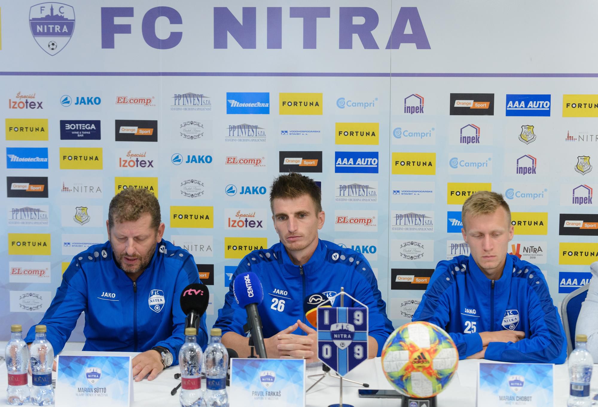 Marián Süttö, Pavol Farkaš a Marián Chobot počas tlačovej konferencie FC Nitra.