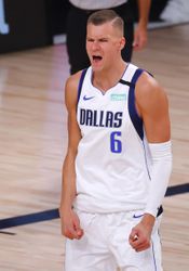 NBA: Dallas Mavericks prišiel o Kristapsa Porziňgisa, natrhol si meniskus
