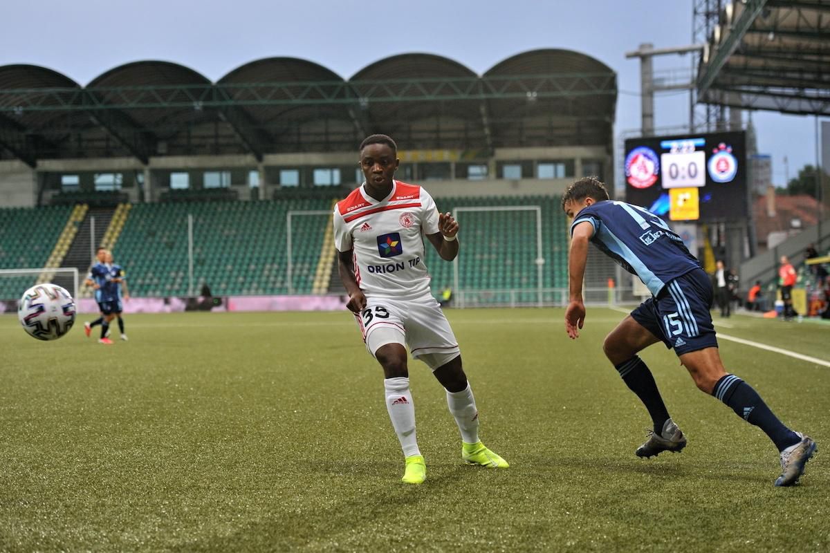 Reuben Yem (Trenčín) a David Strelec (Slovan).