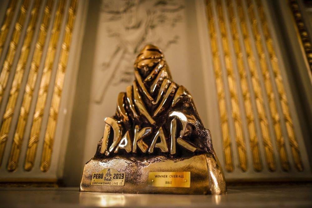 Soška pre víťaza Rely Dakar 2019.