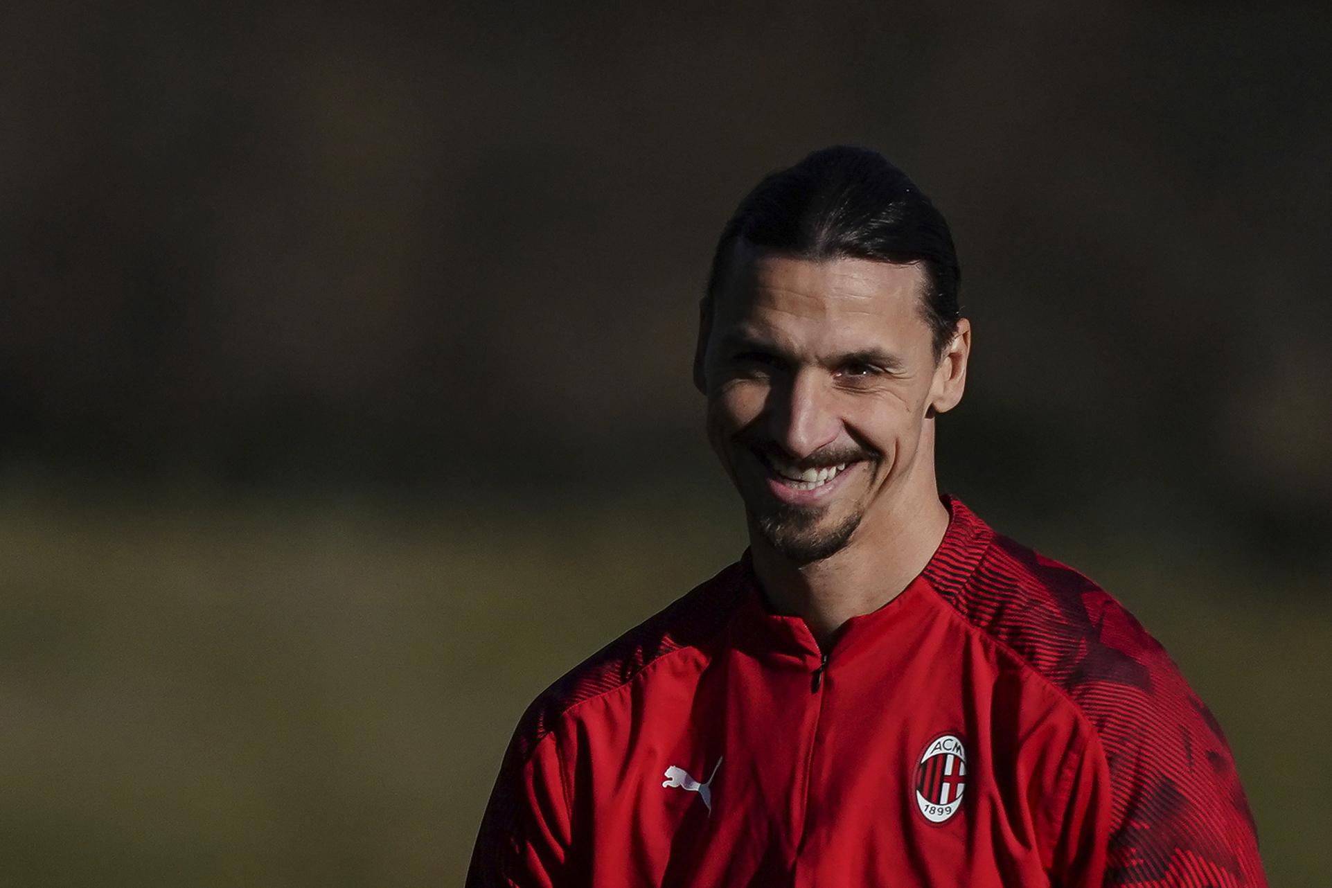 Zlatan Ibrahimovič sa usmieva počas tréningu v tréningovom centre AC Miláno.