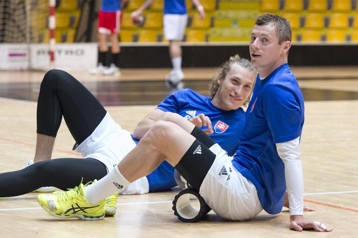 Slovenskí reprezentanti v hádzanej Ľubomír Ďuriš (v popredí) a Matej Mikita počas tréningu reprezentácie.