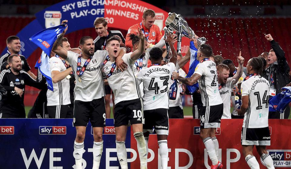 Marek Rodák a futbalisti Fulhamu oslavujú postup do Premier League