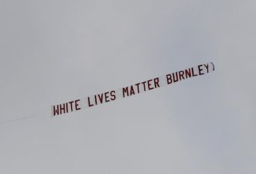 Autor rasistického „leteckého“ transparentu odhalený. Ku všetkému sa otvorene vyjadril