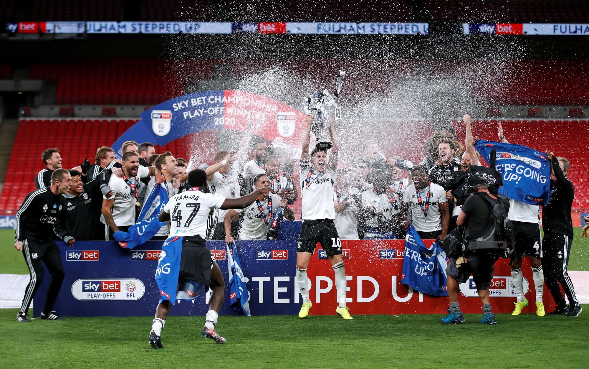 Futbalisti Fulhamu so slovenským brankárom Marekom Rodákom oslavujú postup do Premier League