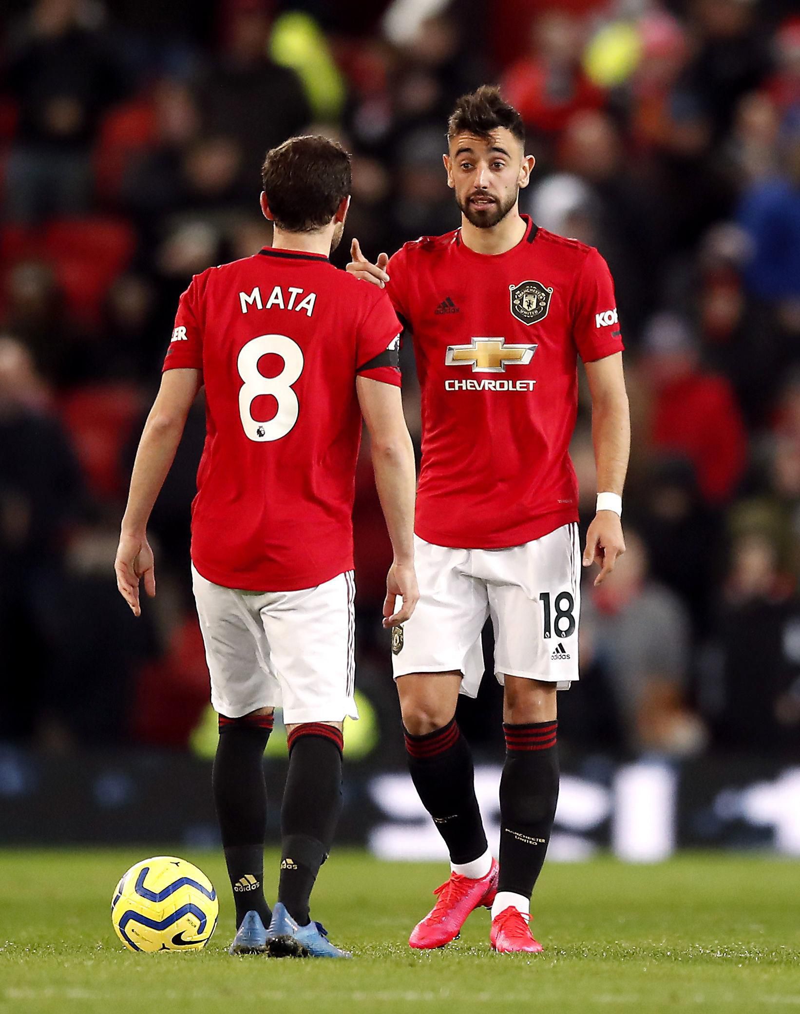 Bruno Fernandes a Juan Mata z Manchestru United.