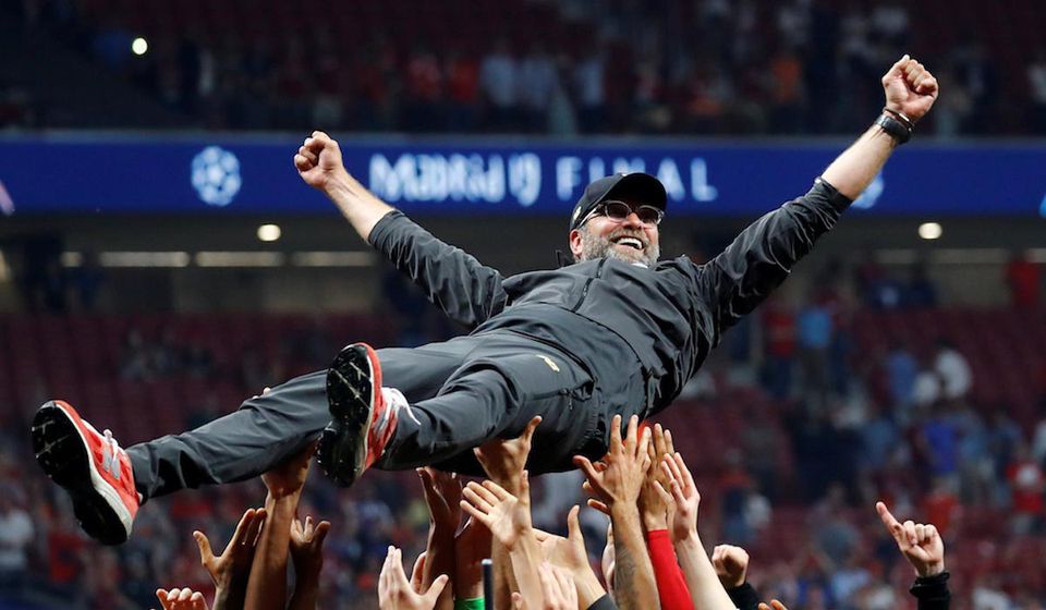 Jürgen Klopp nad hlavami hráčov Liverpoolu počas oslav víťazstva Ligy majstrov.