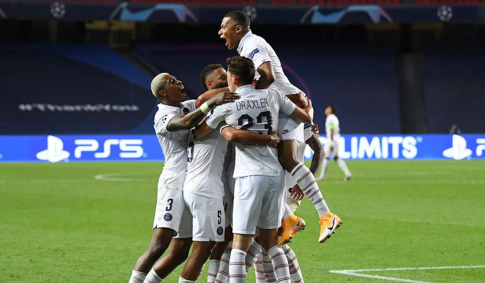 Futbalisti Paríža Saint-Germain oslavujú