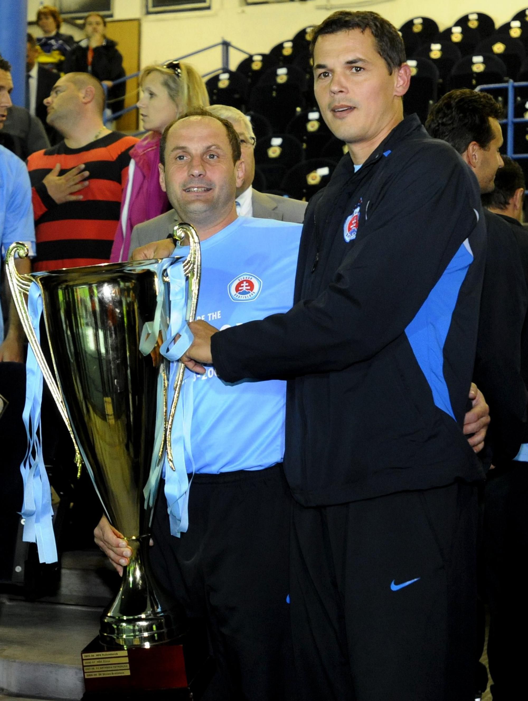 Ladislav Pecko (vľavo) a asistent Marián Zeman doviedli Slovan Bratislava v roku 2009 k double.