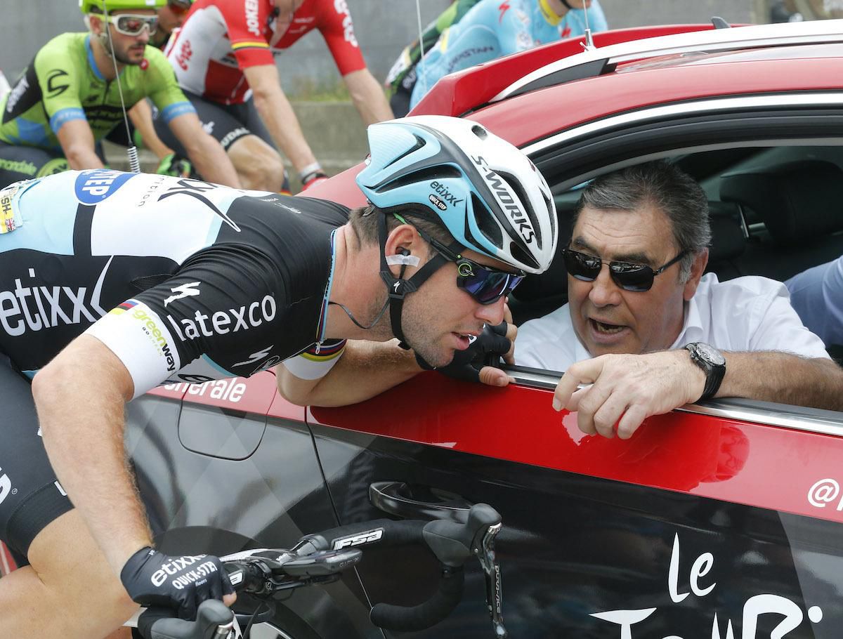 Brit Mark Cavendish sa rozpráva s víťazom Tour de France Eddym Merckxom.