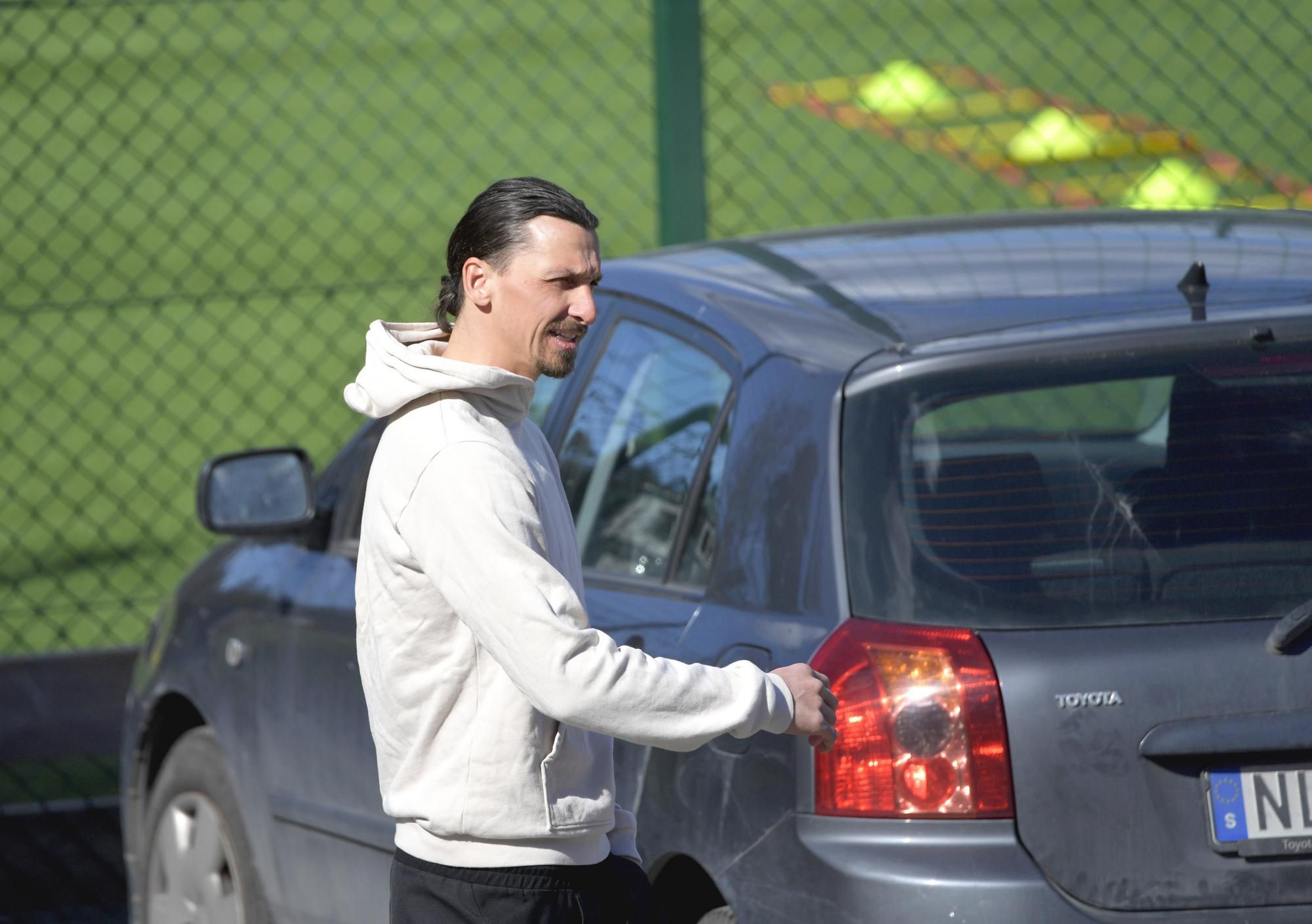 Švédsky futbalista Zlatan Ibrahimovič z AC Milána odchádza po tréningu so švédskym tímom Hammarby.