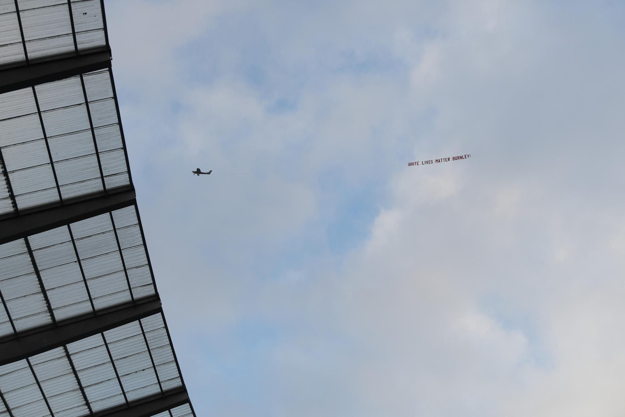 Rasistický transparent nad štadiónom Manchestru City