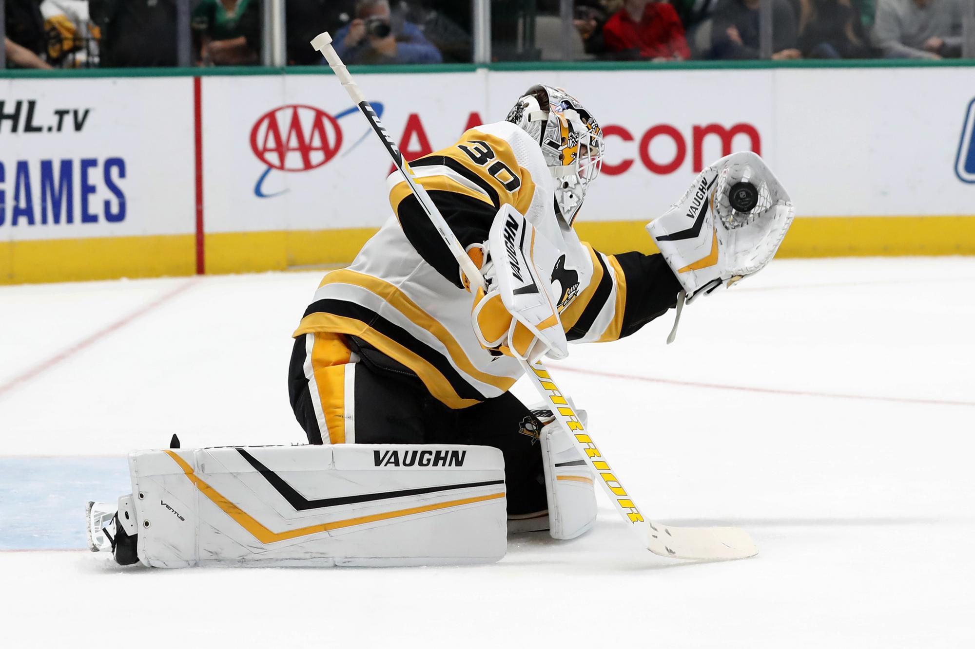 Brankár Pittsburghu Penguins Matt Murray počas zápasu.