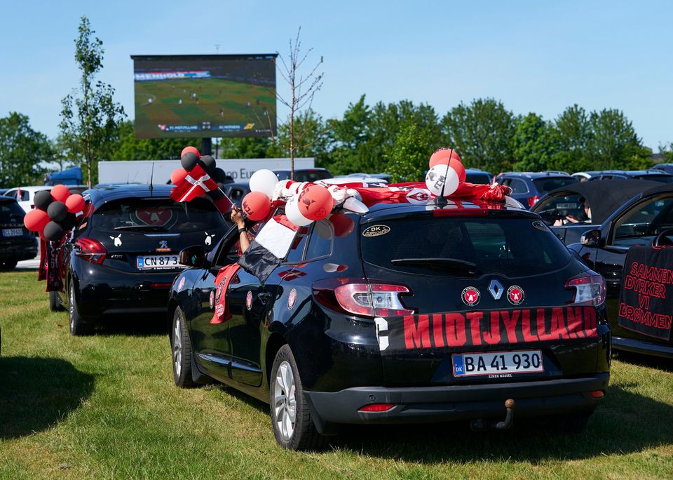 Fanúšikovia FC Midtjylland sledovali duel v autokine.