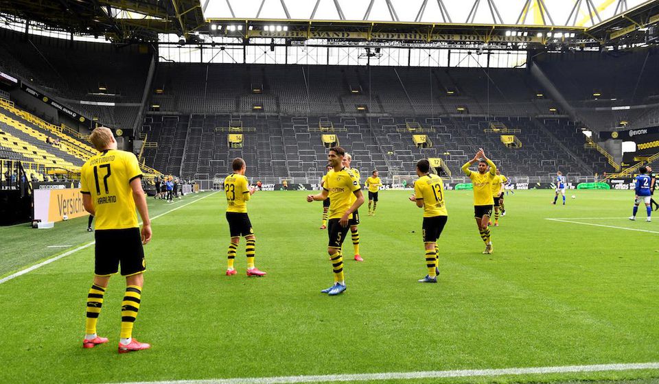 Futbalisti Borussie Dortmund oslavujú