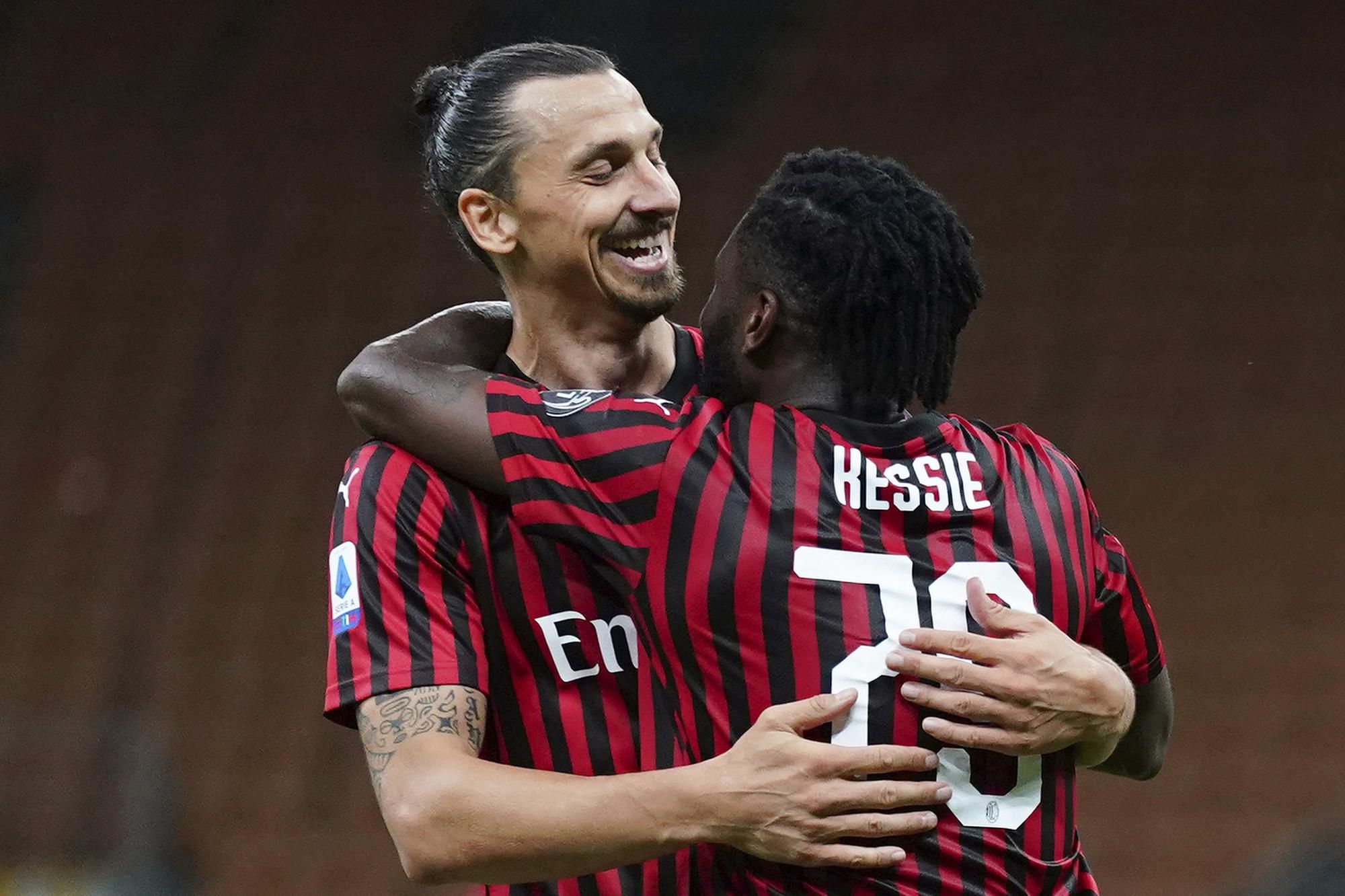 Zlatan Ibrahimovič a Franck Kessie sa tešia z gólu AC Miláno.