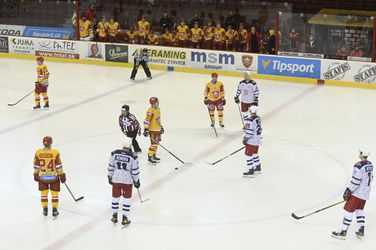 Slovenskými hokejovými štadiónmi sa opäť ponesie protestné búchanie hokejok