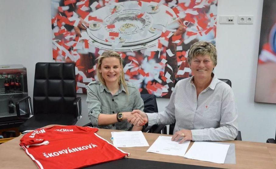 Dominika Škorvánková ako podpisuje v roku 2017 zmluvu s Bayernom Mníchov.