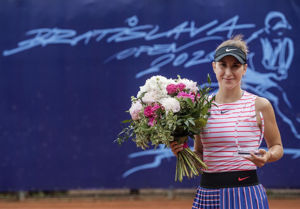 Belinda Benčičová pózuje s trofejou