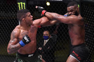 MMA: Gilbert Burns zdolal Tyrona Woodleya, na boj o titul v UFC vyzval Kamara Usmana