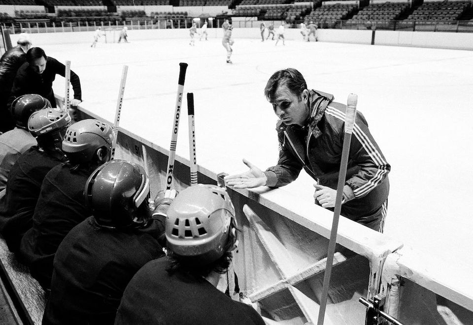 Na archívnej snímke z 5. februára 1979 tréner sovietskej hokejovej reprezentácie Viktor Tichonov sa rozpráva so svojimi zverencami počas tréningu na Vyzývacom pohári v New Yorku.