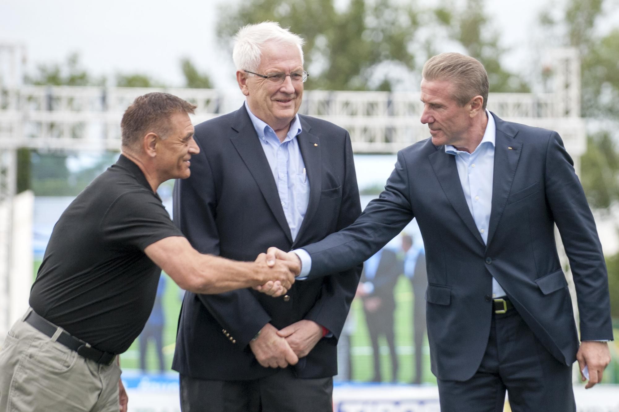 Športové legendy na mítingu P – T – S v Šamoríne: Pribilinec (vľavo) si podáva ruku so Sergejom Bubkom, olympijským a šesťnásobným svetovým šampiónom v skoku o žrdi. V strede nedávno zosnulý šéf Európskej atletiky Svein Arne Hansen.