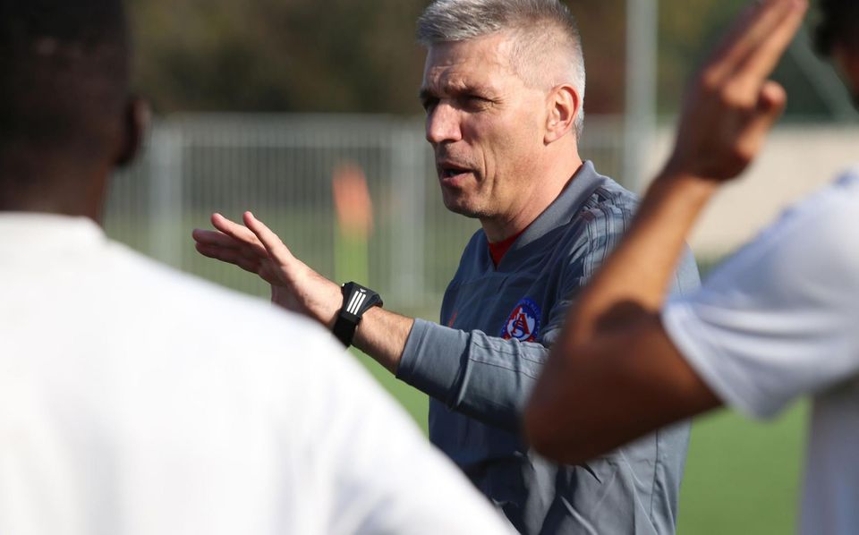 Nový tréner AS Trenčín Norbert Hrnčák počas tréningu.