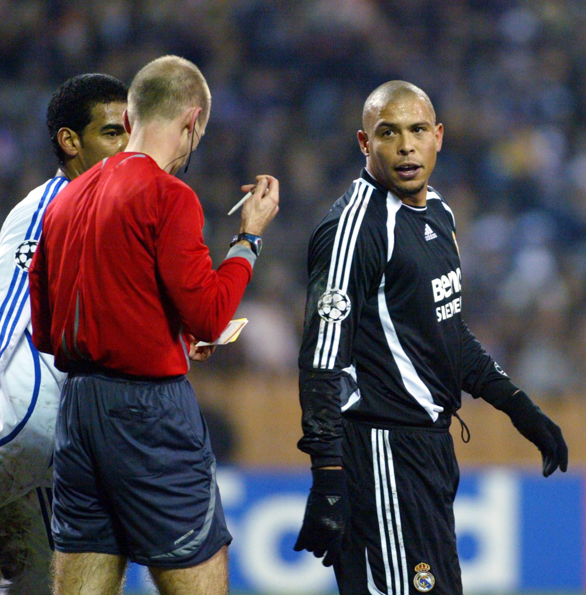 Ronaldo z Realu Madrid v slovnej potýčke s rozhodcom v roku 2006.