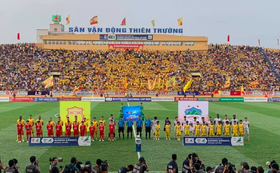 Fanúšikovia na futbale vo Vietname.