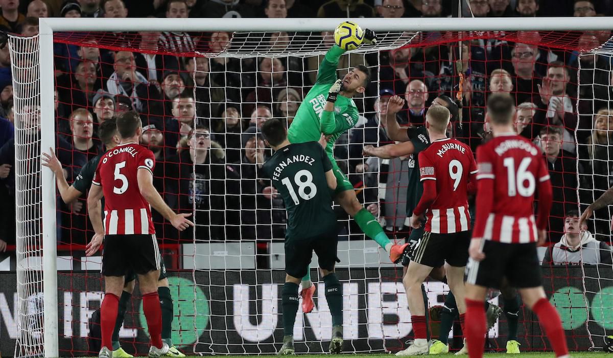 Martin Dúbravka zasahuje v zápase Sheffield United - Newcastle United