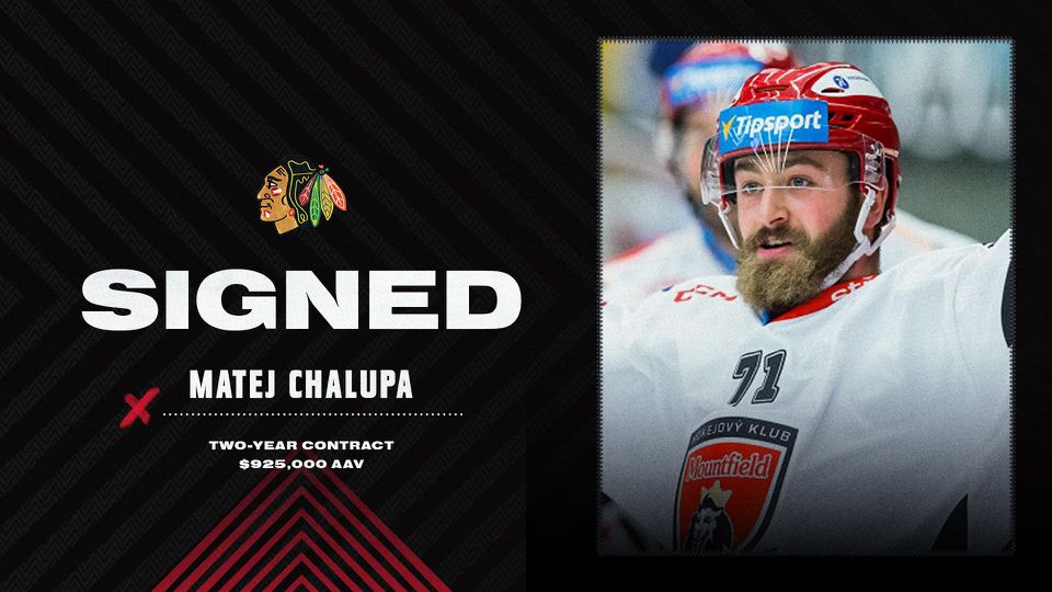 Matej Chalupa sa upísal Chicagu Blackhawks.