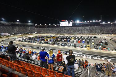 Na preteky NASCAR prišlo vyše 20-tisíc fanúšikov