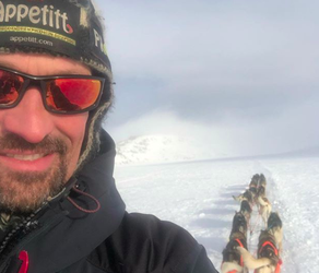 Vyhral slávny Iditarod, ale uviazol na Aljaške: Čaká ma žena, 5 detí a 35 psov