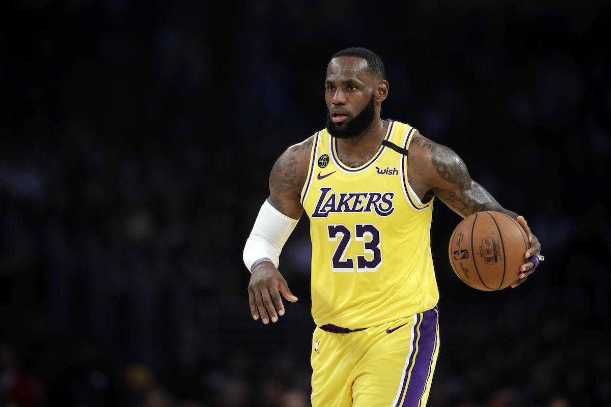 LeBron James v drese LA Lakers.