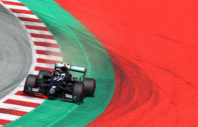 Štart na Veľkej cene Rakúska bude patriť Mercedesom, prvú pole position v sezóne si vyjazdil Bottas