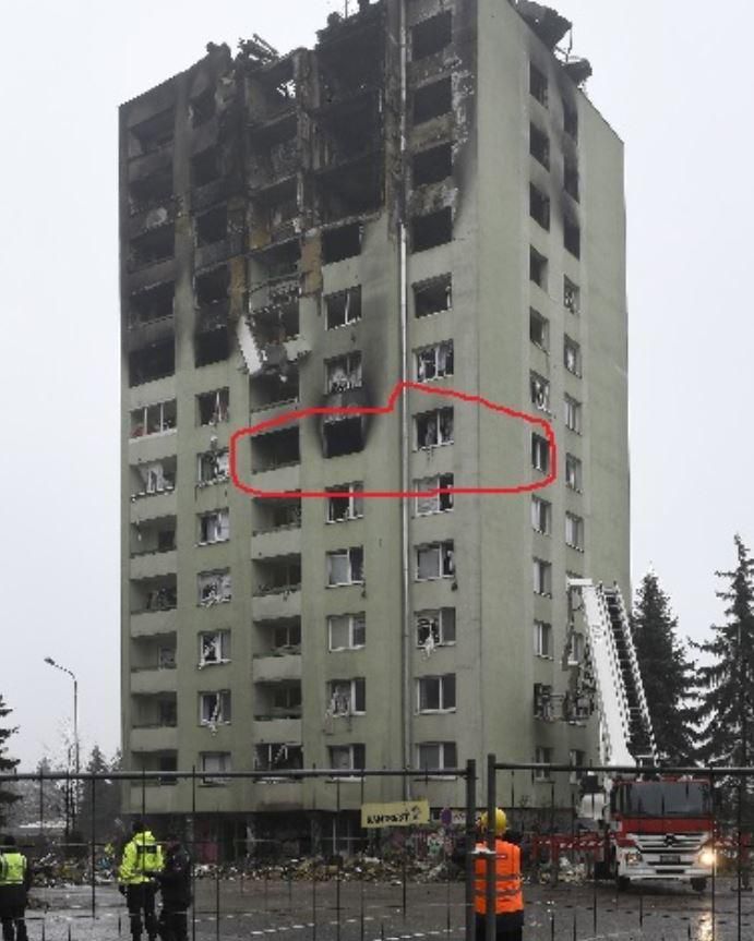 Dom na Mukačevskej 7 bezprostredne po tragédií, vyznačené sú okná bytu, v ktorom žili Laura a Miloš.