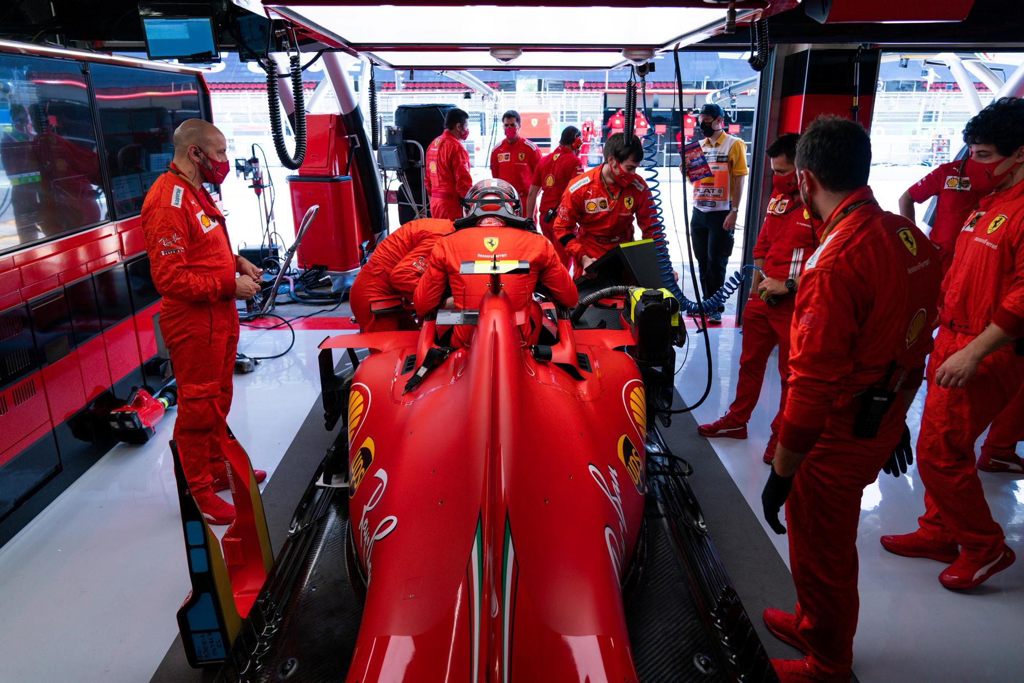 Charles Leclerc z Ferrari v boxoch.